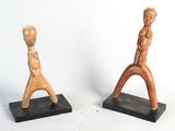 deux figurines posées l'une sur l'autre