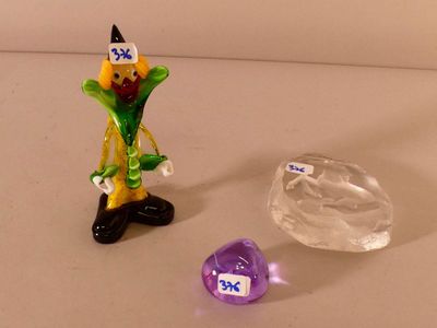 figurine représentant un clown debout à côté d'un cristal