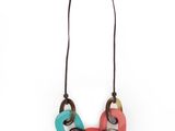 gros plan d'un collier sur fond blanc