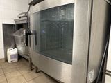 four en acier inoxydable avec porte vitrée dans une cuisine professionnelle dotée d'un sol carrelé