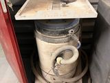 une photo d'un dépoussiéreur dans un garage