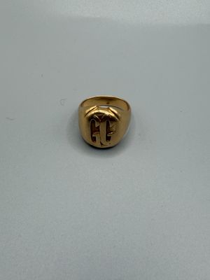 l'image d'une bague en or ornée d'une croix