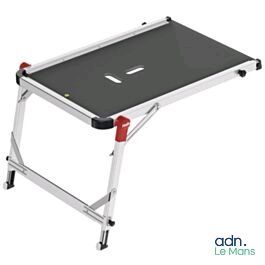 une photo d'une table pliante sur laquelle est posé un ordinateur portable