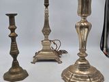 trois bougies posées sur une table