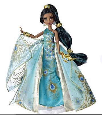 poupée vêtue d'une robe bleue et dorée ornée de plumes de paon