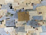 beaucoup de vieilles cartes postales sur la table