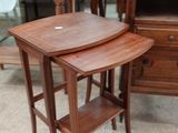 deux tables placées l'une à côté de l'autre sur le sol
