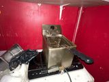 un petit appareil posé sur une machine à laver