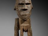 un gros plan sur une sculpture en bois représentant une personne avec une tête
