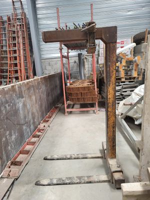 une photo d'un chantier de construction où l'on voit de nombreux engins de chantier