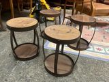 trois tables posées à même le sol