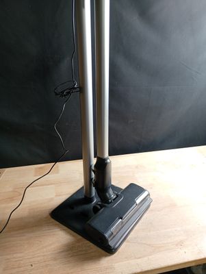 une lampe posée sur une table en bois