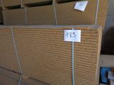 une pile de cartons empilés les uns sur les autres