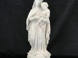 une statue blanche représentant une femme tenant un enfant dans ses bras