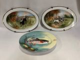 trois assiettes sur lesquelles figurent un chien et un poisson