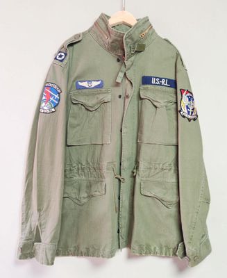 une photo d'une veste militaire suspendue à un cintre