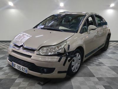 une photo d'une voiture endommagée dans un garage