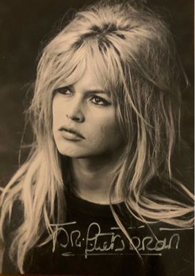 photo en noir et blanc d'une femme aux cheveux longs portant un t-shirt