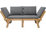 un gros plan d'un canapé en bois avec des coussins gris sur fond blanc