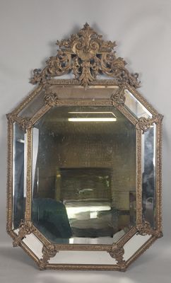 un miroir accroché au mur