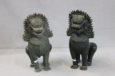 Paire de lions Singha gardiens de temple en bronze à patine …