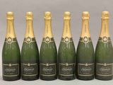 six bouteilles de champagne sont alignées
