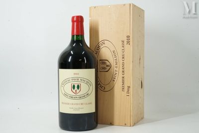une bouteille de vin posée à côté d'une caisse en bois