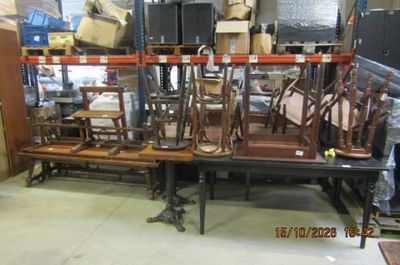 beaucoup de chaises posées sur une table