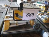 une photo d'une machine sur laquelle figure une étiquette de prix