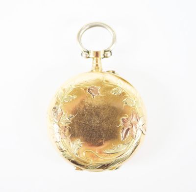 une montre de poche en or sur fond blanc