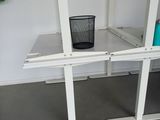 un bureau sur lequel se trouve une poubelle