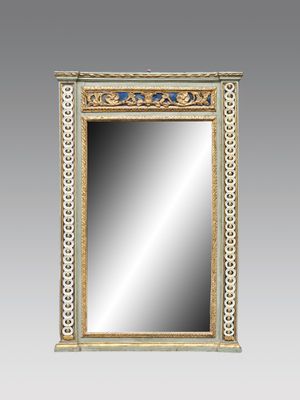 un miroir au cadre doré ouvragé, orné d'une bordure bleue et blanche