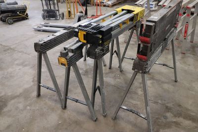 de nombreux outils posés sur une table dans un bâtiment