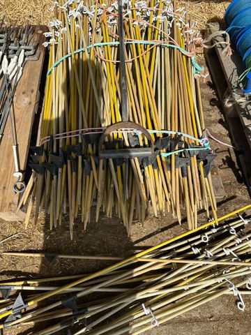Environ 200 piquets fibre de verre