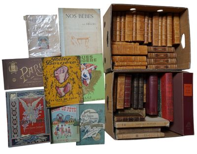 de nombreux livres dans une boîte sur fond blanc