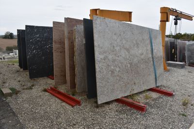 many different types of granites on display in the yard