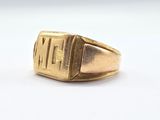 une image représentant une bague en or sur laquelle figure un chiffre romain