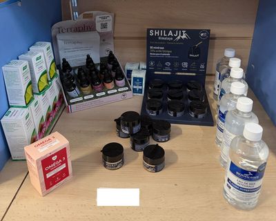 un plan de travail sur lequel sont posées de nombreuses bouteilles d'eau et d'autres objets