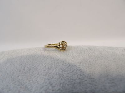 gros plan d'une bague en or sur une surface blanche