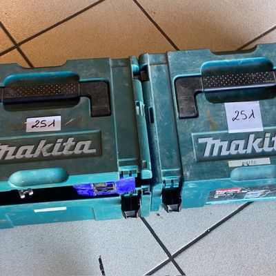 deux outils Makita posés par terre l'un à côté de l'autre