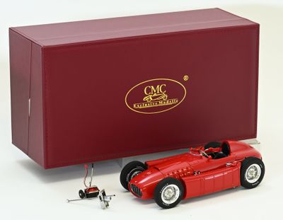 une maquette rouge d'une voiture de course devant une boîte rouge