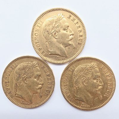 trois souverains d'or, dont l'un représente la tête d'une femme et l'autre celle d'un homme
