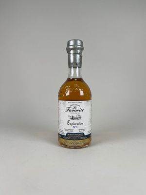 une bouteille d'alcool posée sur une table