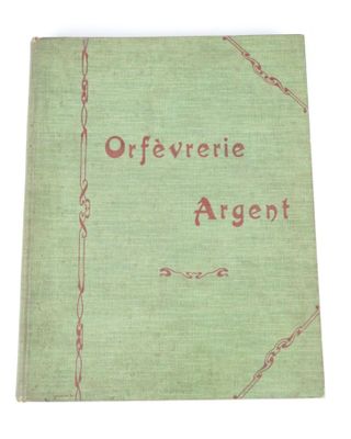 un vieux livre vert sur lequel est écrit quelque chose en rouge