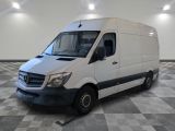 la photo d'une camionnette blanche garée dans une grande pièce