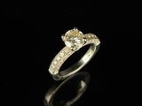 une bague de fiançailles ornée d'un diamant jaune sur fond noir