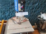 une machine posée sur une table