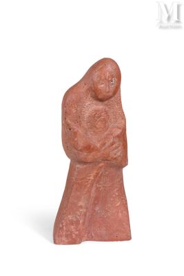 figurine d'une femme tenant un enfant dans ses bras
