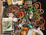 une valise remplie de bijoux variés posée sur une table