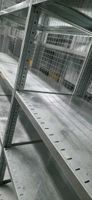 Un lot de 4 colonnes de rayonnage en acier galvanisé en très… (photo 3)